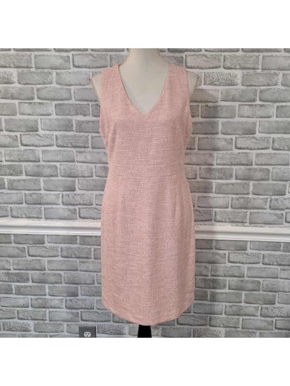 Nicole Miller Pink V Neck Sleeveless Sheath Dress NWT 10 Classic Elegant Chic